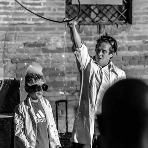 Interaktiver Moment: Kind in einer riesigen Seifenblase bei einer Veranstaltung