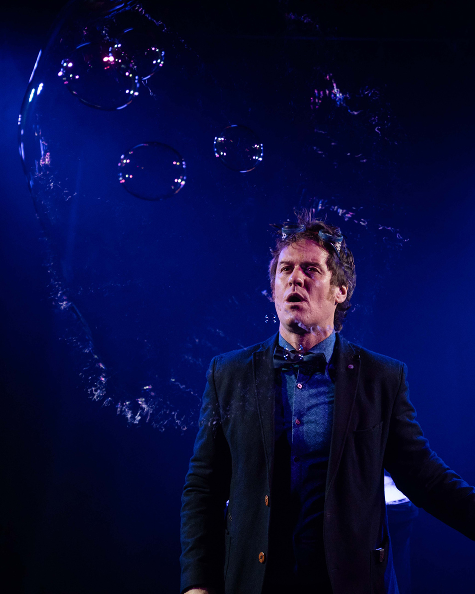 Julian Bell, australischer Theaterkünstler und Prof. Bubbles