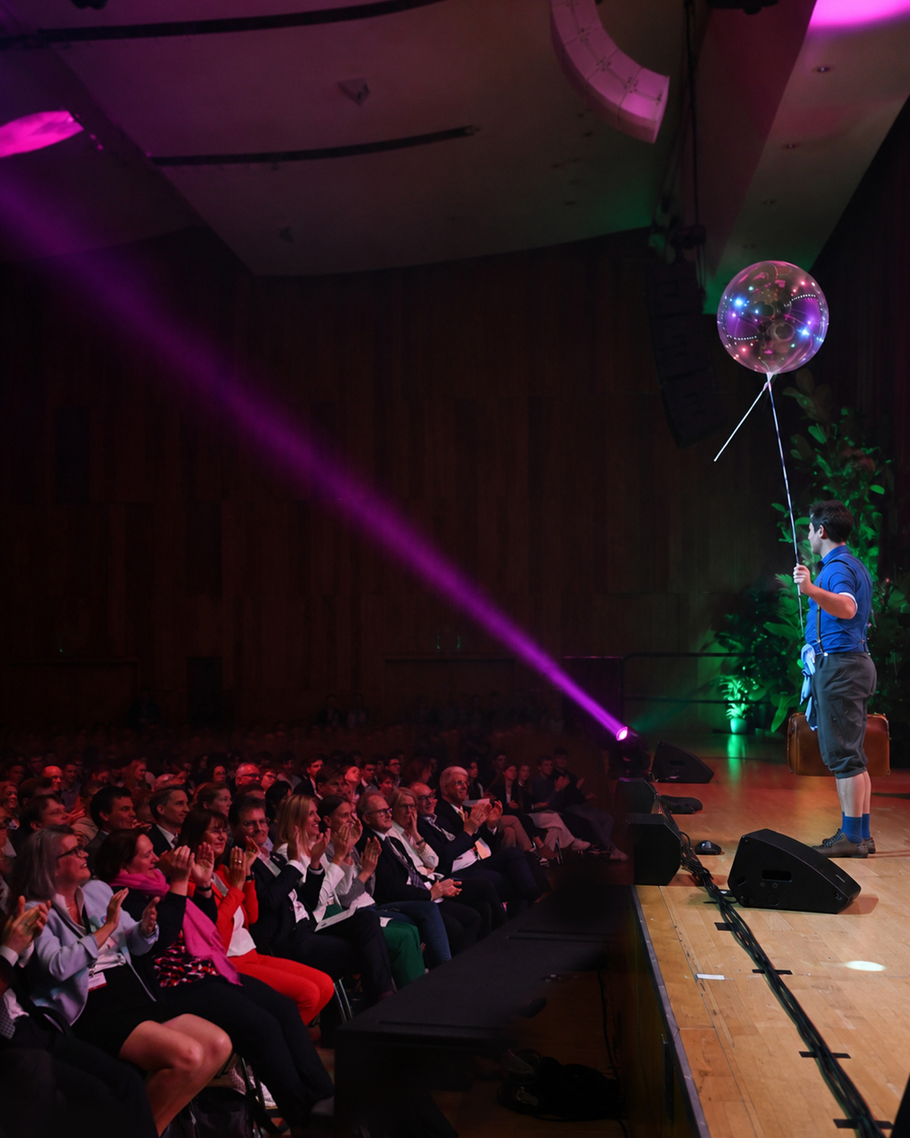 Prof. Bubbles erschafft eine riesige Seifenblase während einer Live-Show