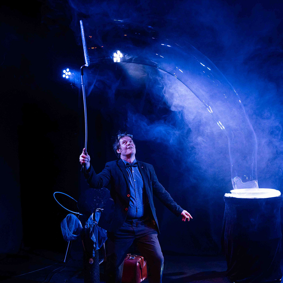 Prof. Bubbles Alchemy – visuelles Theater mit Seifenblasen